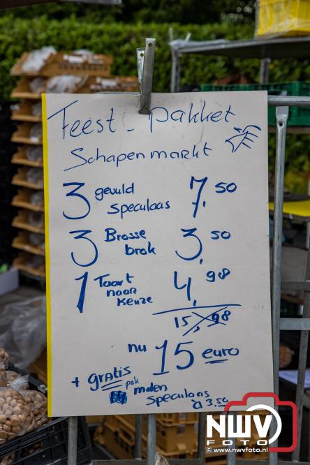 Zon, sfeer en kramen, Schapenmarkt Oldebroek 2025 - © NWVFoto.nl