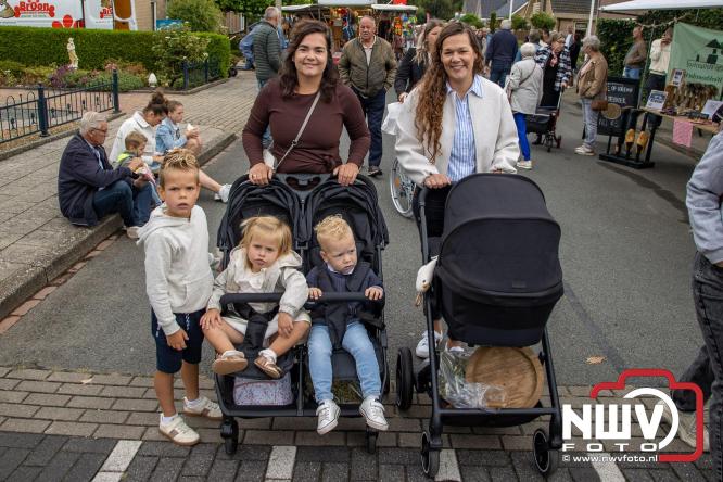Zon, sfeer en kramen, Schapenmarkt Oldebroek 2025 - © NWVFoto.nl