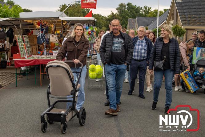 Zon, sfeer en kramen, Schapenmarkt Oldebroek 2025 - © NWVFoto.nl