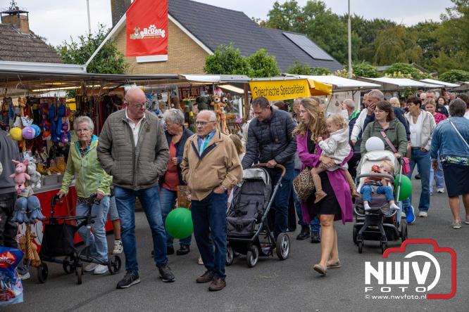 Zon, sfeer en kramen, Schapenmarkt Oldebroek 2025 - © NWVFoto.nl