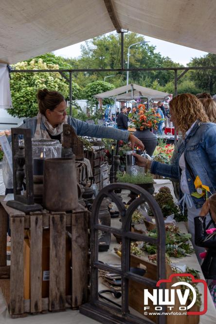 Zon, sfeer en kramen, Schapenmarkt Oldebroek 2025 - © NWVFoto.nl