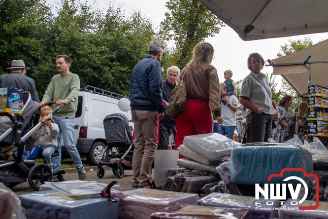 Zon, sfeer en kramen, Schapenmarkt Oldebroek 2025 - © NWVFoto.nl