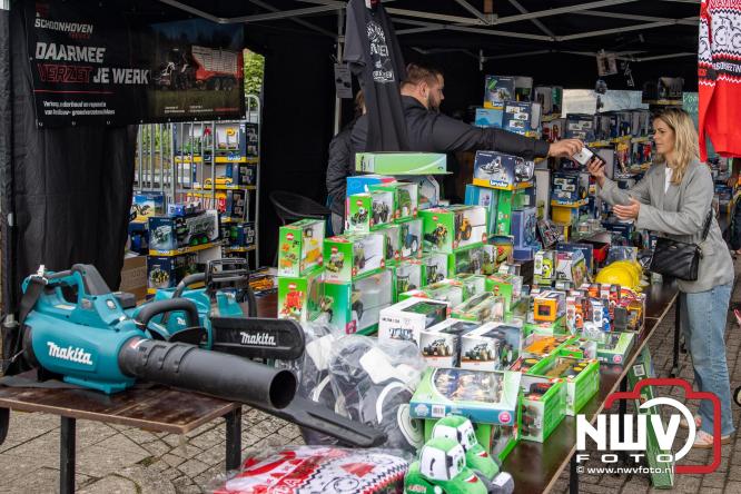 Zon, sfeer en kramen, Schapenmarkt Oldebroek 2025 - © NWVFoto.nl