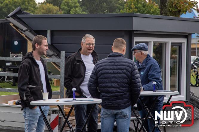 Zon, sfeer en kramen, Schapenmarkt Oldebroek 2025 - © NWVFoto.nl