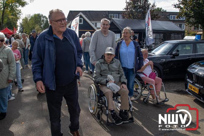 Zon, sfeer en kramen, Schapenmarkt Oldebroek 2025 - © NWVFoto.nl