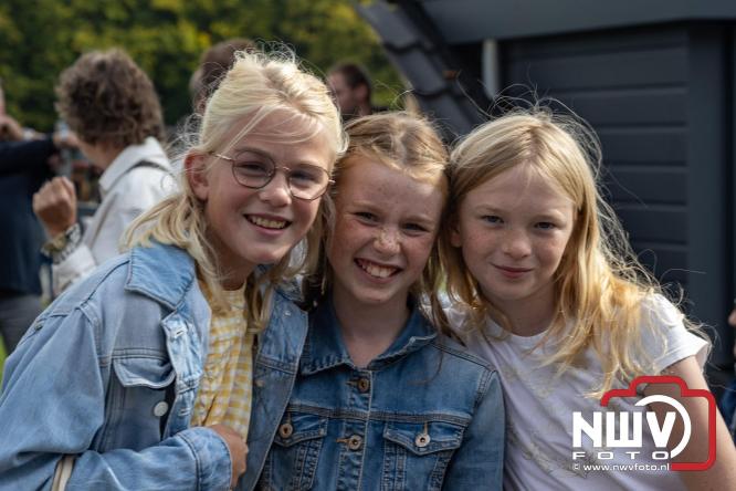 Zon, sfeer en kramen, Schapenmarkt Oldebroek 2025 - © NWVFoto.nl