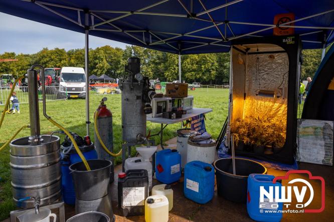Zon, sfeer en kramen, Schapenmarkt Oldebroek 2025 - © NWVFoto.nl
