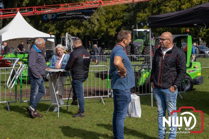 Zon, sfeer en kramen, Schapenmarkt Oldebroek 2025 - © NWVFoto.nl
