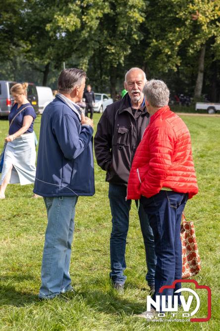Zon, sfeer en kramen, Schapenmarkt Oldebroek 2025 - © NWVFoto.nl