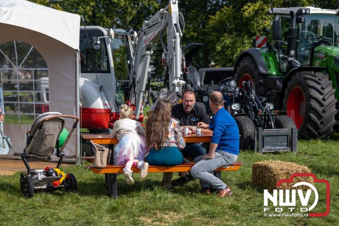 Zon, sfeer en kramen, Schapenmarkt Oldebroek 2025 - © NWVFoto.nl