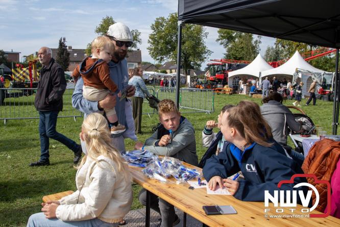 Zon, sfeer en kramen, Schapenmarkt Oldebroek 2025 - © NWVFoto.nl
