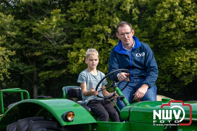 Zon, sfeer en kramen, Schapenmarkt Oldebroek 2025 - © NWVFoto.nl