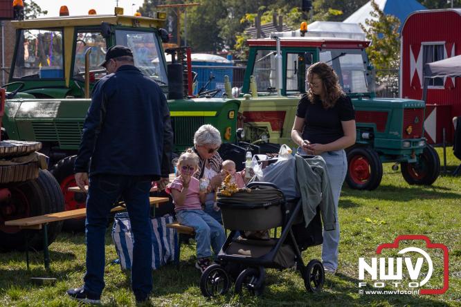 Zon, sfeer en kramen, Schapenmarkt Oldebroek 2025 - © NWVFoto.nl