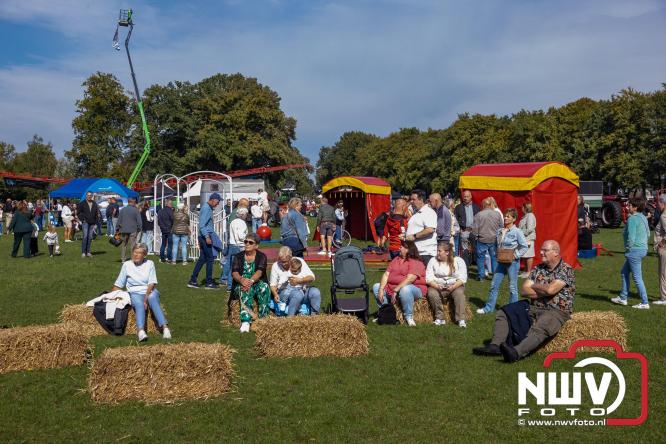Zon, sfeer en kramen, Schapenmarkt Oldebroek 2025 - © NWVFoto.nl