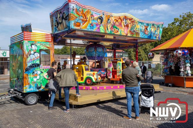 Zon, sfeer en kramen, Schapenmarkt Oldebroek 2025 - © NWVFoto.nl