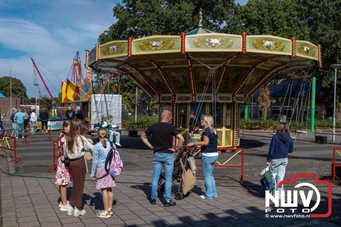 Zon, sfeer en kramen, Schapenmarkt Oldebroek 2025 - © NWVFoto.nl