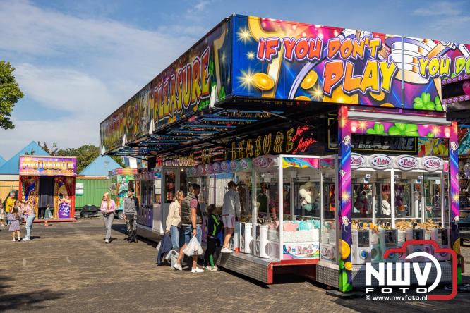 Zon, sfeer en kramen, Schapenmarkt Oldebroek 2025 - © NWVFoto.nl