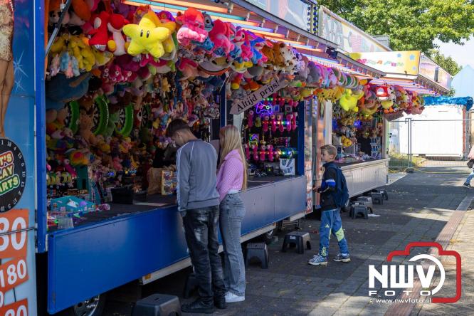 Zon, sfeer en kramen, Schapenmarkt Oldebroek 2025 - © NWVFoto.nl