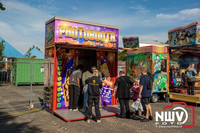 Zon, sfeer en kramen, Schapenmarkt Oldebroek 2025 - © NWVFoto.nl