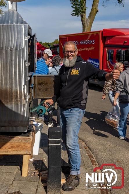 Zon, sfeer en kramen, Schapenmarkt Oldebroek 2025 - © NWVFoto.nl