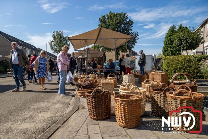 Zon, sfeer en kramen, Schapenmarkt Oldebroek 2025 - © NWVFoto.nl