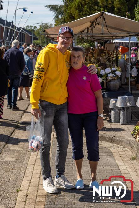 Zon, sfeer en kramen, Schapenmarkt Oldebroek 2025 - © NWVFoto.nl