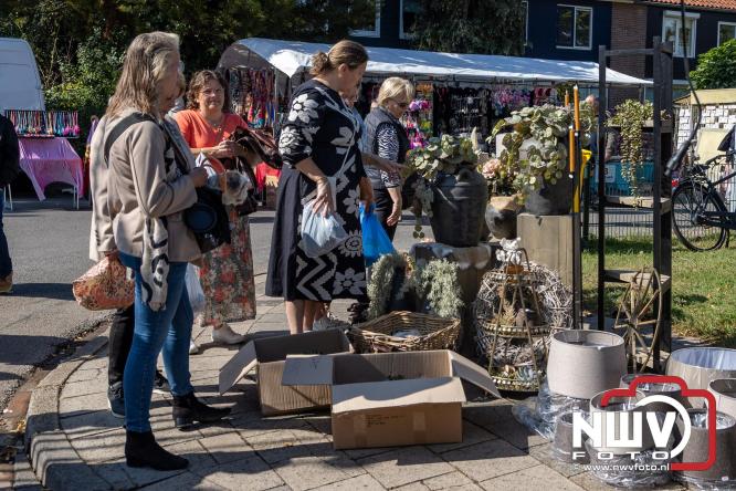 Zon, sfeer en kramen, Schapenmarkt Oldebroek 2025 - © NWVFoto.nl