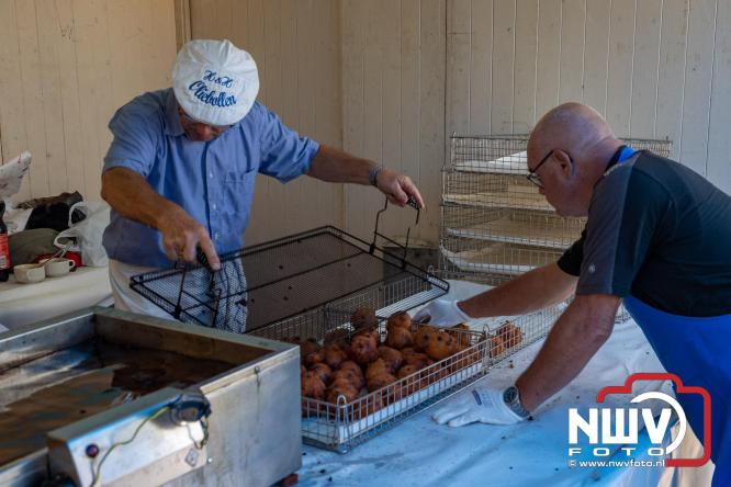 Zon, sfeer en kramen, Schapenmarkt Oldebroek 2025 - © NWVFoto.nl