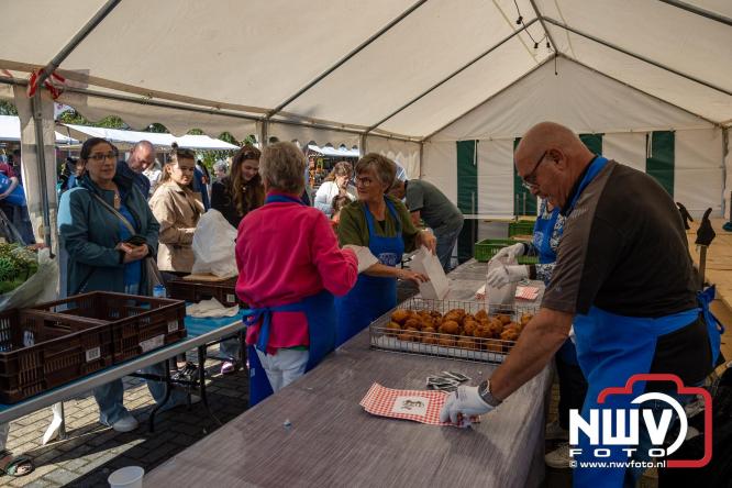 Zon, sfeer en kramen, Schapenmarkt Oldebroek 2025 - © NWVFoto.nl