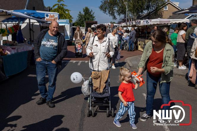 Zon, sfeer en kramen, Schapenmarkt Oldebroek 2025 - © NWVFoto.nl