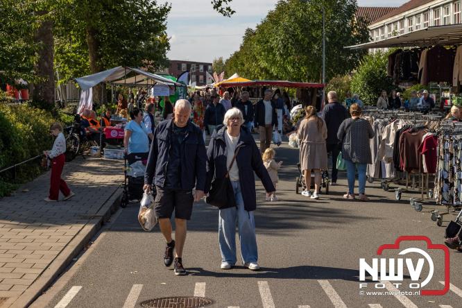 Zon, sfeer en kramen, Schapenmarkt Oldebroek 2025 - © NWVFoto.nl