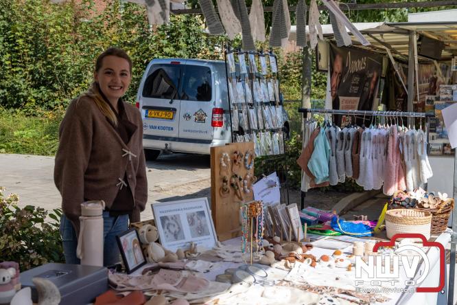 Zon, sfeer en kramen, Schapenmarkt Oldebroek 2025 - © NWVFoto.nl