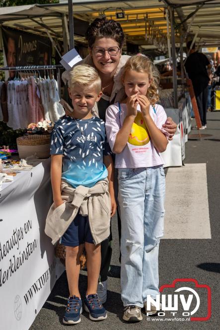 Zon, sfeer en kramen, Schapenmarkt Oldebroek 2025 - © NWVFoto.nl