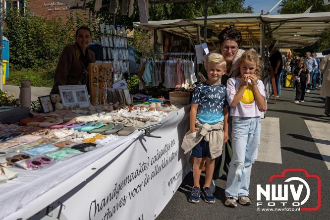 Zon, sfeer en kramen, Schapenmarkt Oldebroek 2025 - © NWVFoto.nl