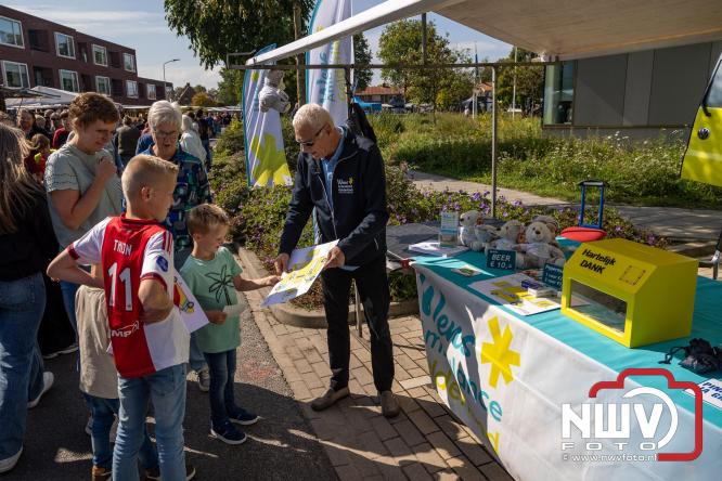 Zon, sfeer en kramen, Schapenmarkt Oldebroek 2025 - © NWVFoto.nl