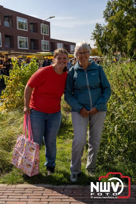Zon, sfeer en kramen, Schapenmarkt Oldebroek 2025 - © NWVFoto.nl