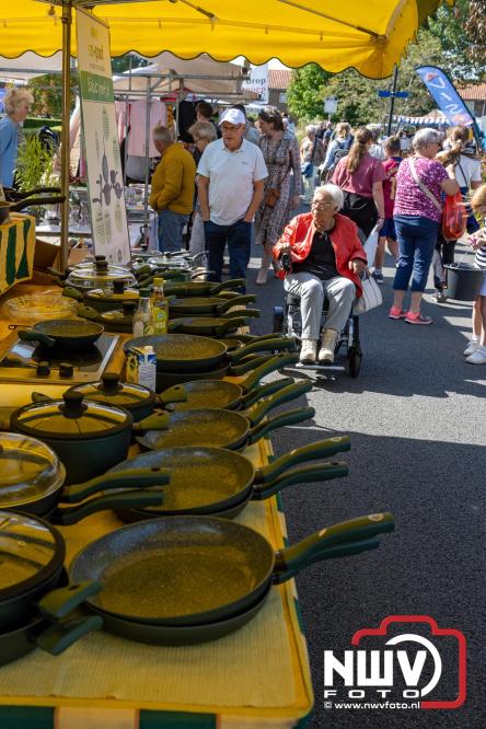 Zon, sfeer en kramen, Schapenmarkt Oldebroek 2025 - © NWVFoto.nl