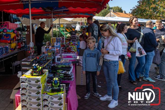 Zon, sfeer en kramen, Schapenmarkt Oldebroek 2025 - © NWVFoto.nl