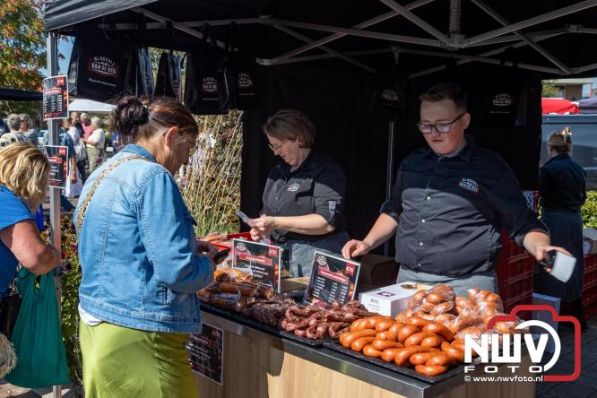 Zon, sfeer en kramen, Schapenmarkt Oldebroek 2025 - © NWVFoto.nl