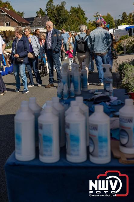 Zon, sfeer en kramen, Schapenmarkt Oldebroek 2025 - © NWVFoto.nl