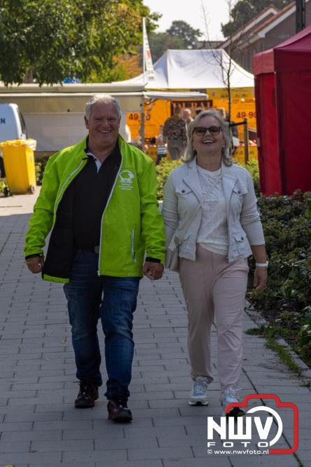 Zon, sfeer en kramen, Schapenmarkt Oldebroek 2025 - © NWVFoto.nl