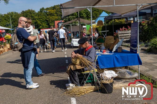 Zon, sfeer en kramen, Schapenmarkt Oldebroek 2025 - © NWVFoto.nl