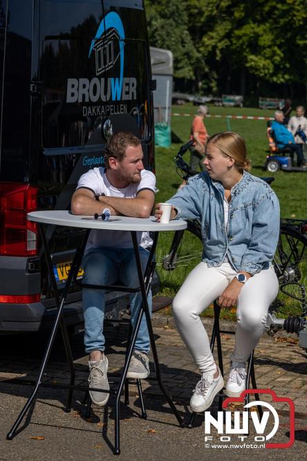 Zon, sfeer en kramen, Schapenmarkt Oldebroek 2025 - © NWVFoto.nl