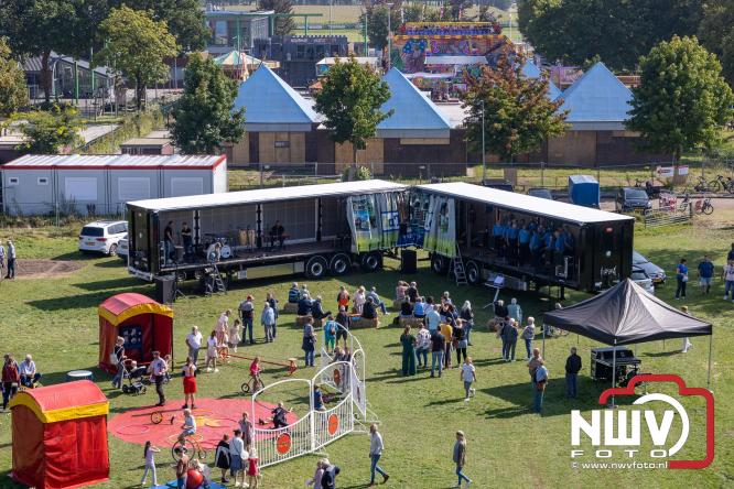 Zon, sfeer en kramen, Schapenmarkt Oldebroek 2025 - © NWVFoto.nl