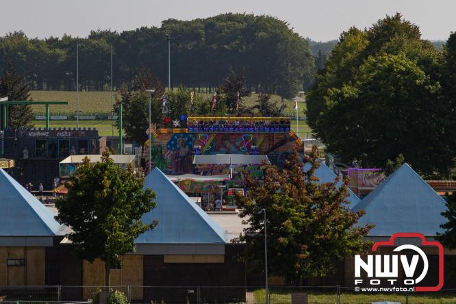 Zon, sfeer en kramen, Schapenmarkt Oldebroek 2025 - © NWVFoto.nl