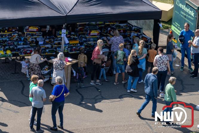 Zon, sfeer en kramen, Schapenmarkt Oldebroek 2025 - © NWVFoto.nl