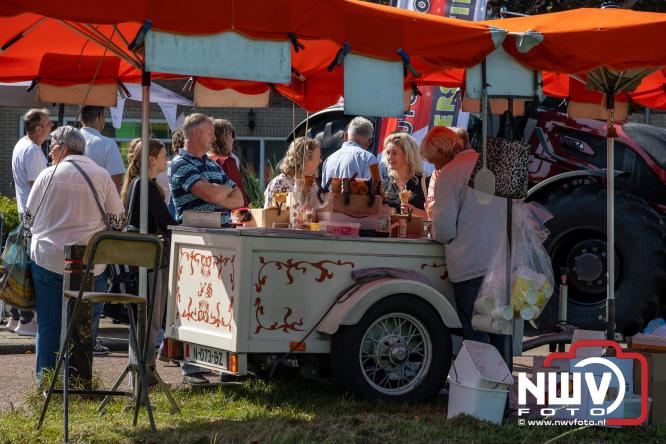 Zon, sfeer en kramen, Schapenmarkt Oldebroek 2025 - © NWVFoto.nl