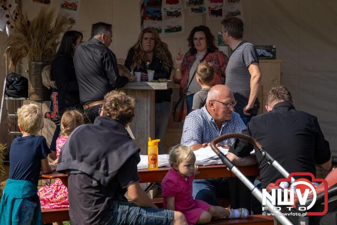 Zon, sfeer en kramen, Schapenmarkt Oldebroek 2025 - © NWVFoto.nl