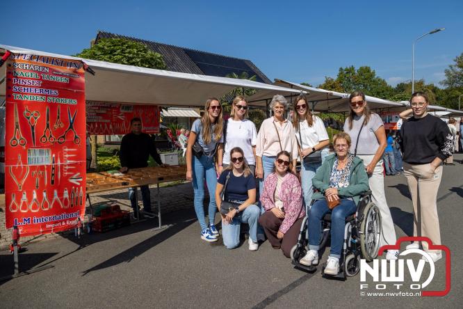 Zon, sfeer en kramen, Schapenmarkt Oldebroek 2025 - © NWVFoto.nl