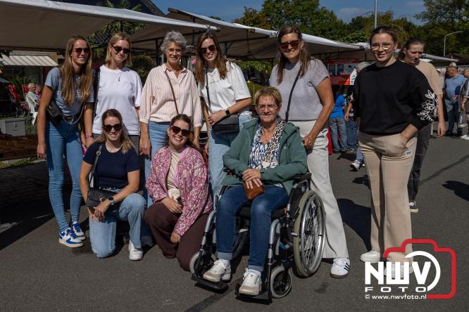 Zon, sfeer en kramen, Schapenmarkt Oldebroek 2025 - © NWVFoto.nl